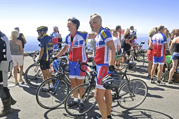 A su llegada a la cima del Monte Ventoux los ciclistas están contentos — Foto de Stock