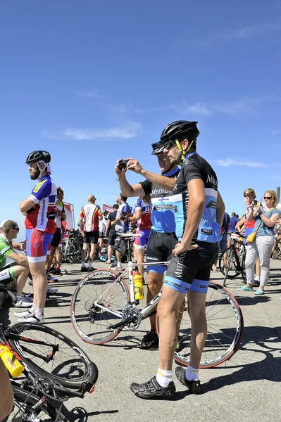 Numerosos ciclistas que escalaron la bicicleta Mount Ventoux celebran su — Foto de Stock