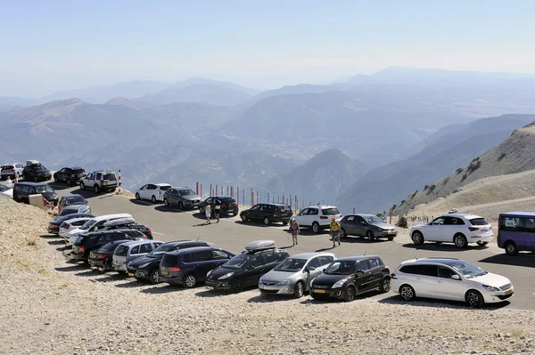 Parkovací automobily na vrcholu Mont Ventoux — Stock fotografie