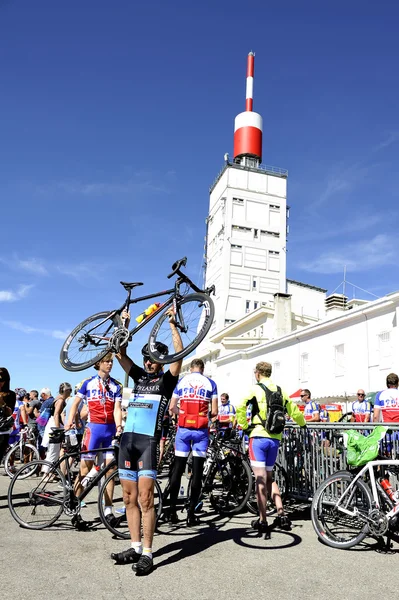 Numerosos ciclistas que escalaron la bicicleta Mount Ventoux celebran su — Foto de Stock