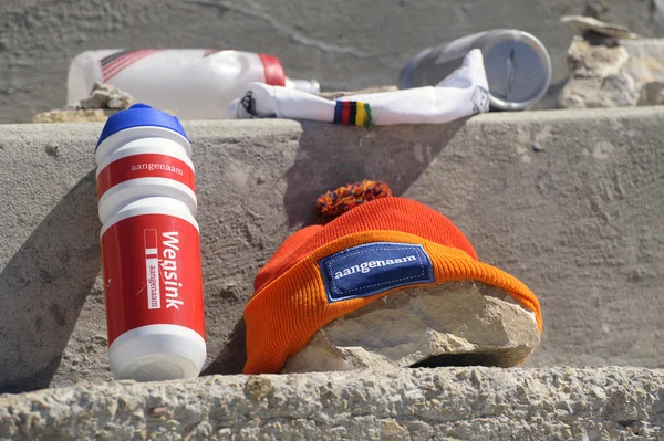 Objects left by cyclists on the Tom Simpson memorial stone — Stock Photo, Image