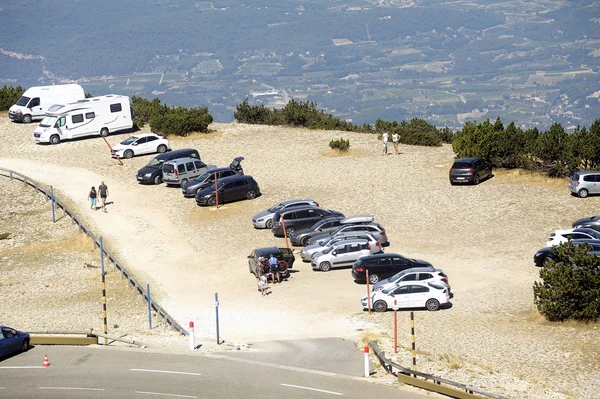 Silniční Mont Ventoux půjčených peněz mnoho cyklistů a vozidel — Stock fotografie