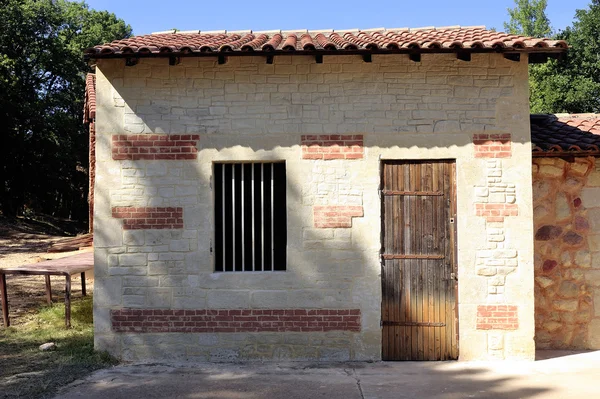 Klein gebouwtje van de Roussillon okergeel-fabriek — Stockfoto