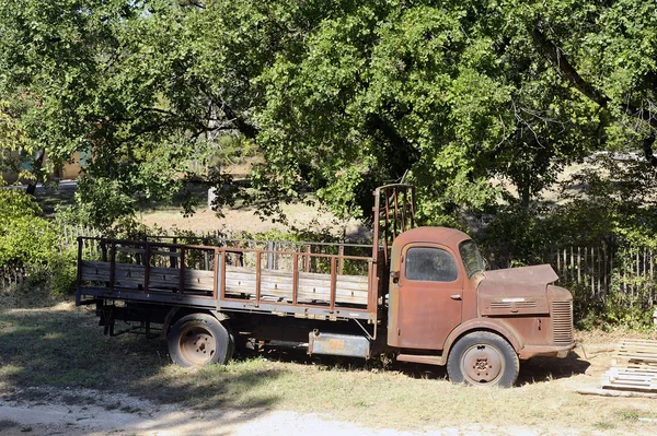 Ein rostiger alter LKW verlassen — Stockfoto