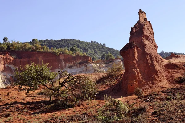 Paisaje rojo excavado por seis generaciones de mineros ocre Colorado Pr — Foto de Stock