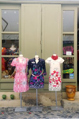 bir anduze yayalara giyim mağazasında