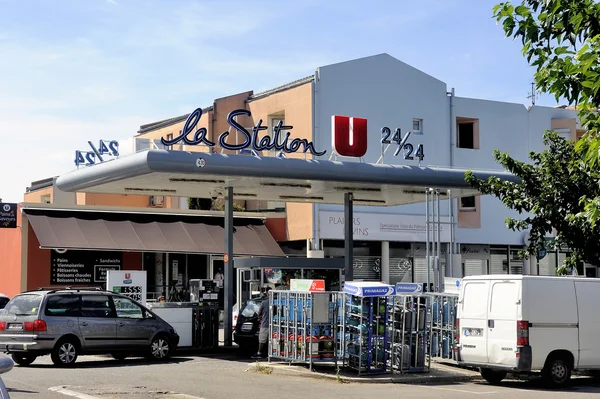 Station-service dans un supermarché français — Photo