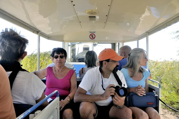 Turistas no trem turístico para visitar o negócio de sal — Fotografia de Stock