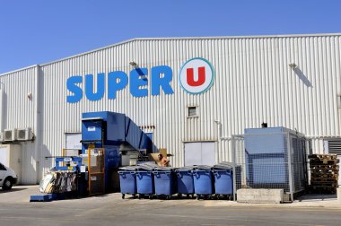 sıkıştırma atık ve üzerinden bir süpermarkette paketleme