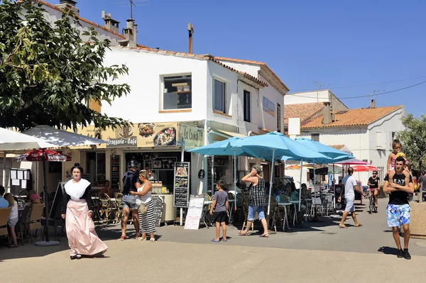 Κατάστημα καφέ στο κέντρο της πόλης της saintes Μαριές-de-la-mer — Φωτογραφία Αρχείου