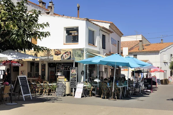 Κατάστημα καφέ στο κέντρο της πόλης της saintes Μαριές-de-la-mer — Φωτογραφία Αρχείου