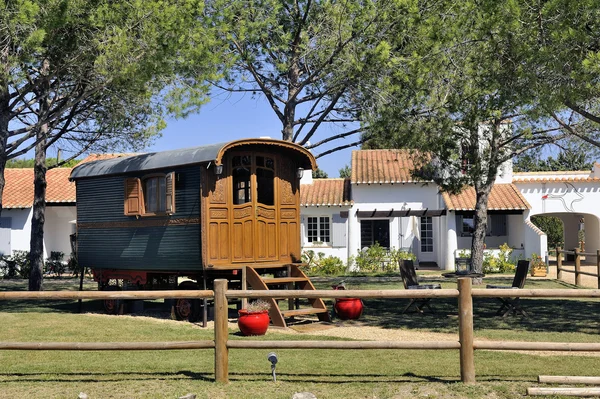 Gypsy caravan gebruikt als decoratie — Stockfoto