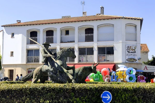 Statue of Guardian guiding a bull — Stock Photo, Image