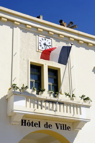 桑特间村舍德法国小镇市政厅的正面- — 图库照片