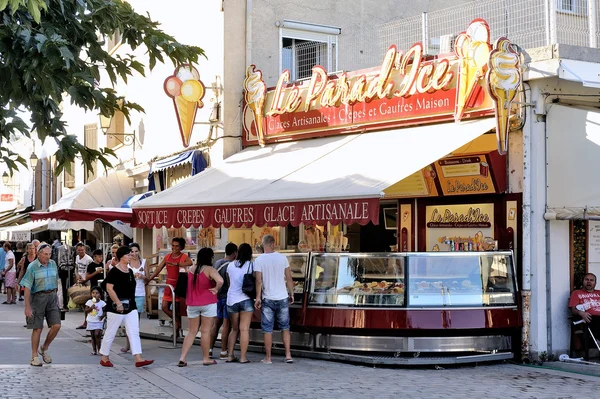 Zmrzlina shop v pěší ulici saintes-maries-de-la- — Stock fotografie