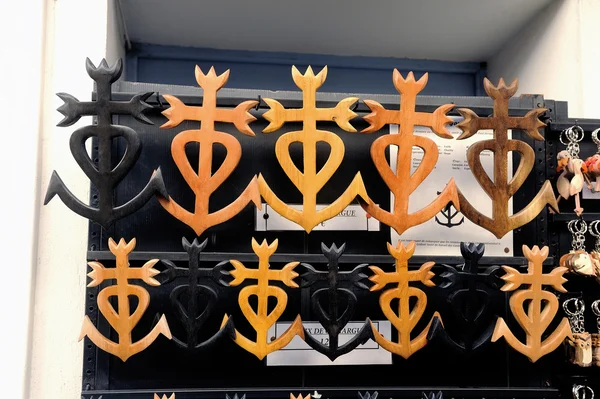 Croix de Camargue en vente dans un magasin d'artisanat en mémoire — Photo