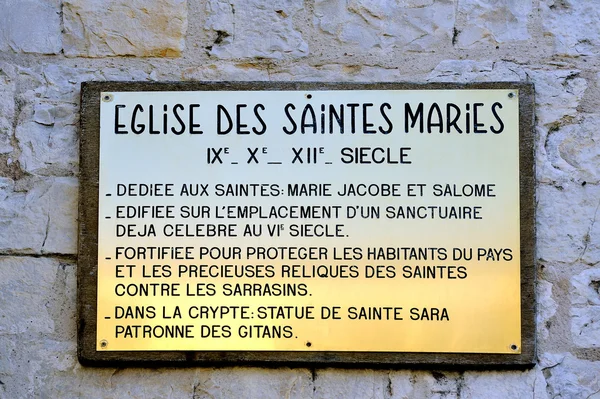 Placa que explica la historia de la iglesia de Saintes-Maries-de — Foto de Stock