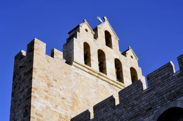 桑特-间村舍-德-拉-mer 教堂的尖塔 — 图库照片