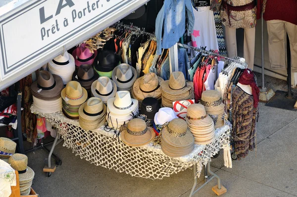 Prodejna klobouků a oblečení — Stock fotografie