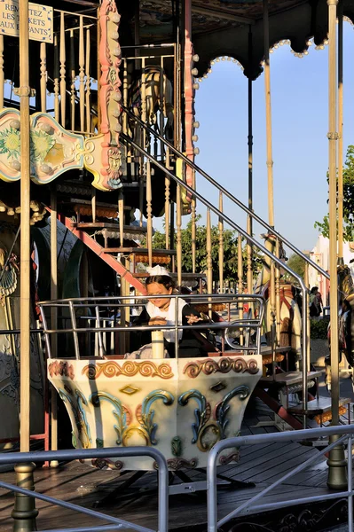 Carrousel met houten paarden — Stockfoto