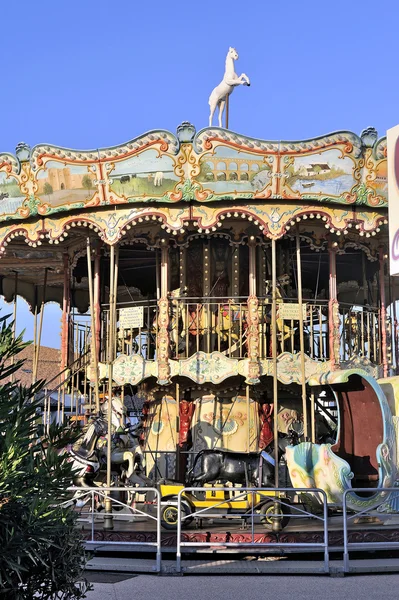 Carrousel met houten paarden — Stockfoto