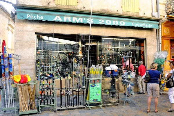 Obchod položky rybolov v ulici aigues-mortes — Stock fotografie