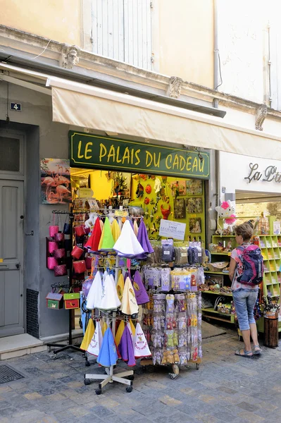 Souvenirs and gadgets in Aigues-Mortes street — Stock Photo, Image