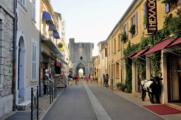 Voetgangers winkelen aigues-mortes — Stockfoto