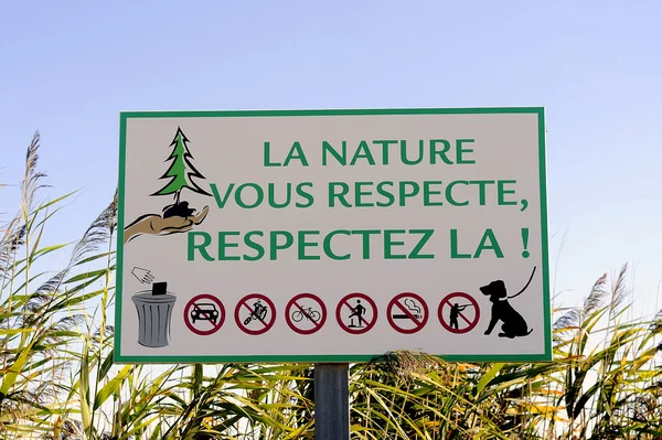 Znaki ostrzegają turystów — Zdjęcie stockowe