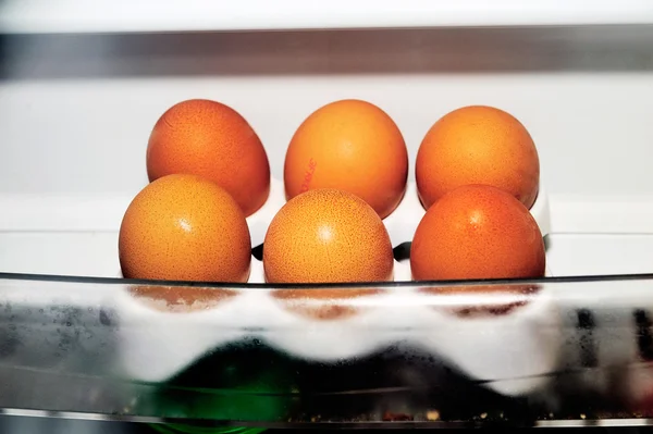 Ovos frescos armazenados no compartimento — Fotografia de Stock