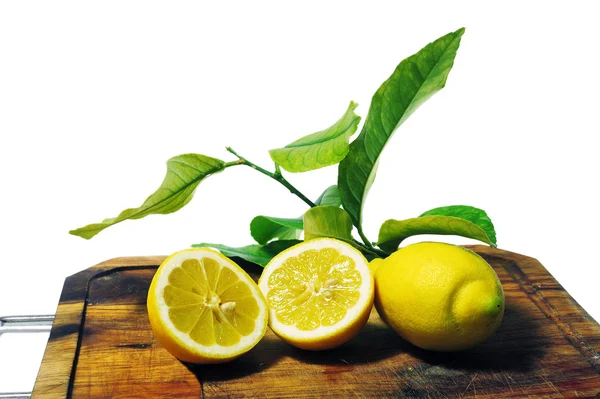 Лимони з листям — стокове фото