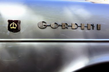 Bir gri Dauphine Gordini başlık üzerinde logo Renault 1960