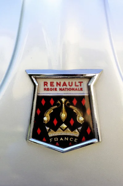 Logo Renault 1960 en el capó de un Dauphine Gordini gris —  Fotos de Stock