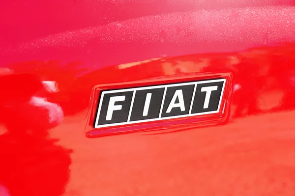 Logo Fiat op de Fiat Fiat 500 een rode — Stockfoto