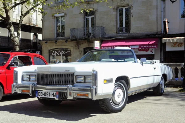 Antes de um Cadillac branco Eldorado 1970 — Fotografia de Stock