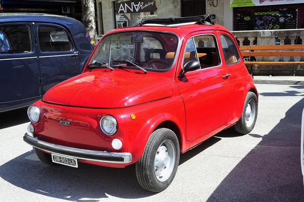 Fiat 500 punainen — kuvapankkivalokuva