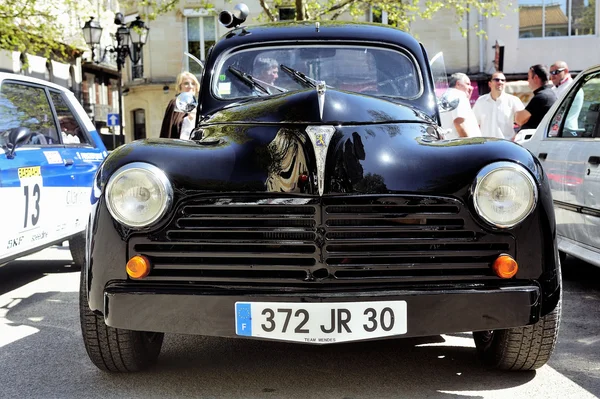 Old Peugeot 403 renovated and modified — Stock Photo, Image