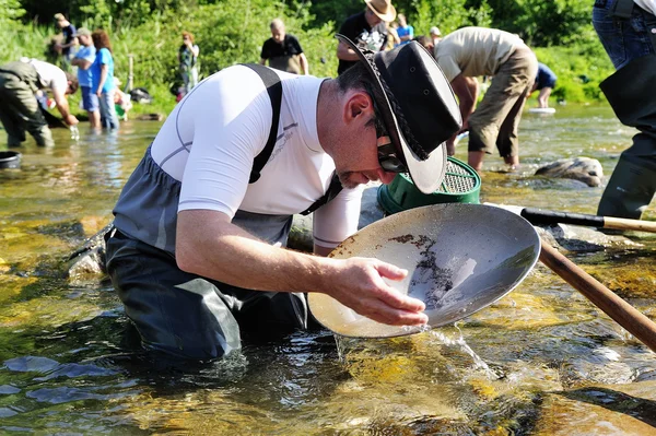 Gold prospectors in full competition — Stock Photo, Image