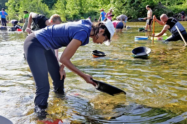 Gold prospectors in full competition — Stock Photo, Image