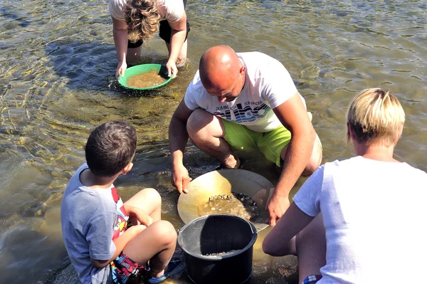 Gold prospectors of all ages on the banks of the Gardon River — Stock Photo, Image