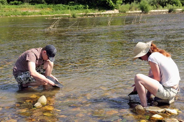 Золотоискатели всех возрастов на берегах реки Гардон — стоковое фото