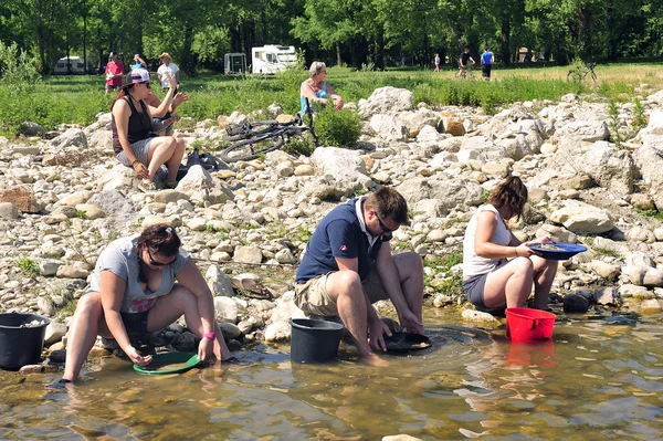 Gold prospectors of all ages on the banks of the Gardon River