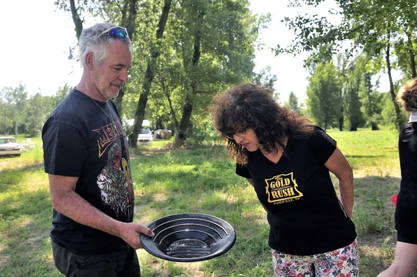 Altın için arama yaptıktan sonra — Stok fotoğraf