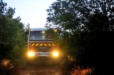 Bir orman yolu itfaiye araçları