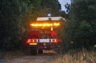 Bir orman yolu itfaiye araçları