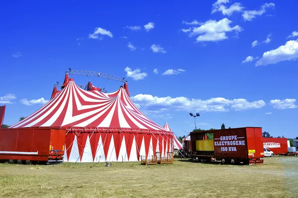 Tente de cirque installée prête pour la représentation — Photo