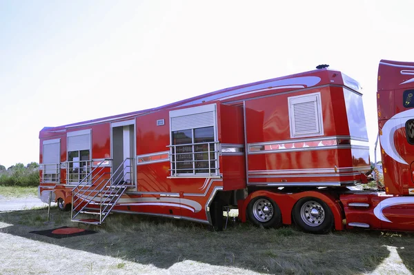 Big circus trailer converted into a rolling apartment — Stock Photo, Image