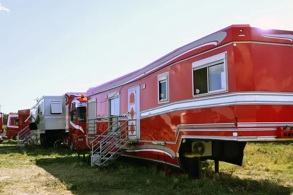 Grande trailer de circo convertido em um apartamento de rolamento — Fotografia de Stock