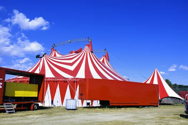 Cirkuszi sátor telepítése kész, a képviselet Stock Kép