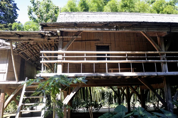 Rumah bambu di taman bambu Anduze — Stok Foto